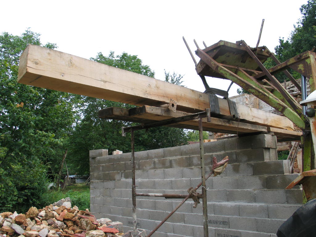 rénover, restaurer une maison, pose de la poutre 