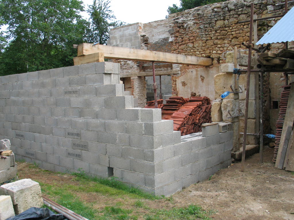 rénover, restaurer une maison, la poutre est installée