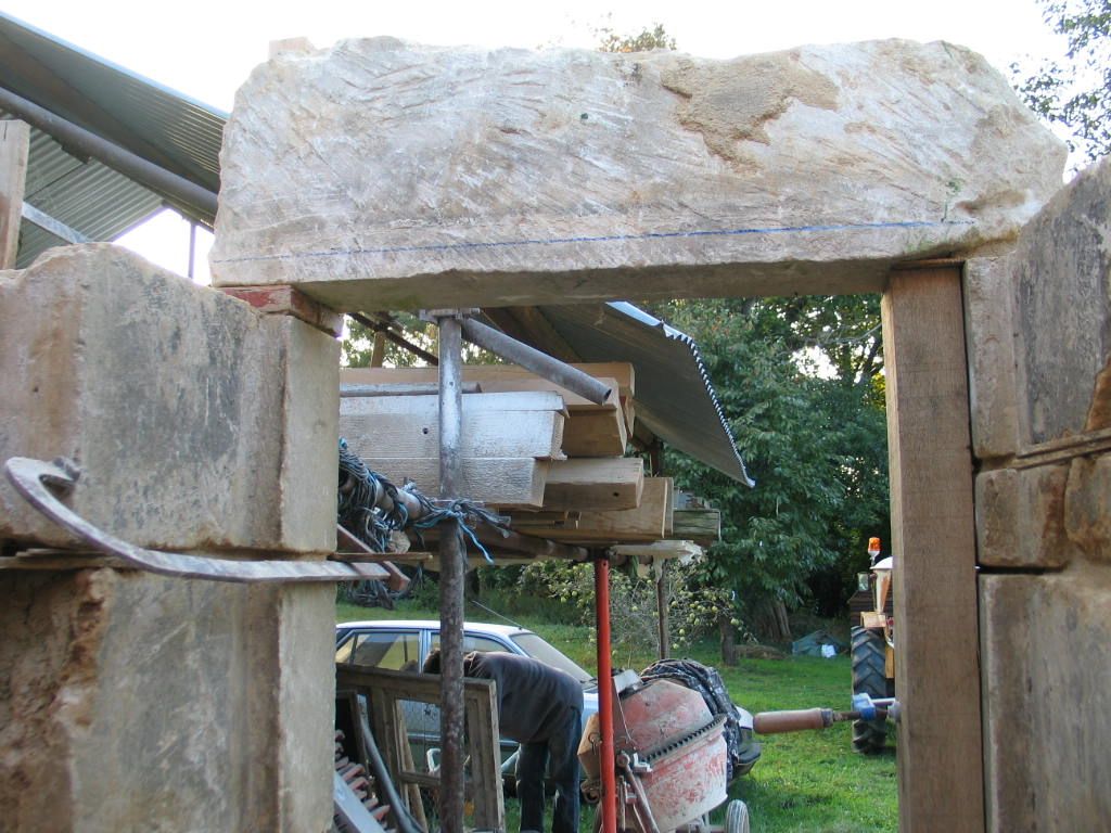 rénover, restaurer une maison, traçage linteau pierre au bleu