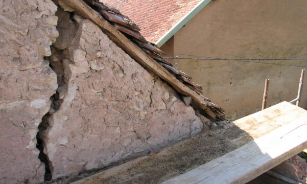 Réparer les fentes dans un mur ancien